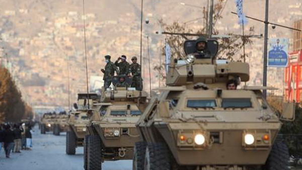 아프가니스탄 탈레반, 노획한 무기로 '군사 퍼레이드'