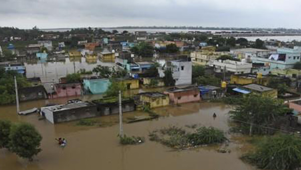 건물 무너지고 버스 잠기고‥인도 폭우로 30여명 사망