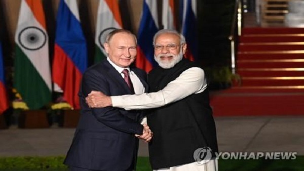 인도-러시아 정상회담, 군사·경제 협력 확대 서명