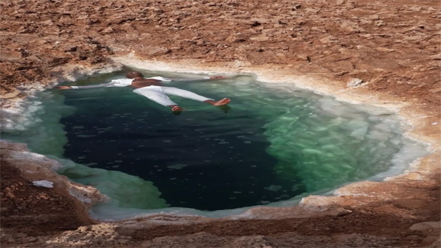 World Now영상 소금물에 둥둥이집트 사막 오아시스