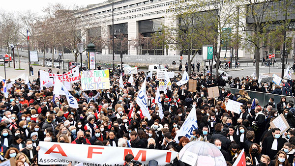 [World Now] 프랑스 판·검사들 법복 입고 길거리 시위나선 까닭은?