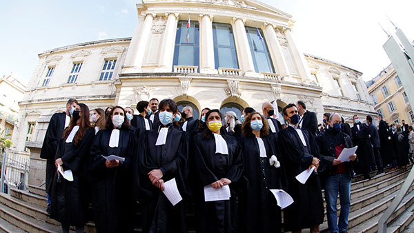 [World Now] 프랑스 판·검사들 법복 입고 길거리 시위나선 까닭은?