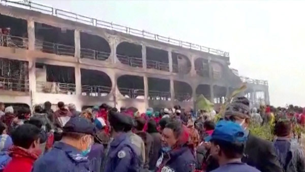 방글라데시 '정원 초과' 여객선 화재‥"39명 이상 사망"