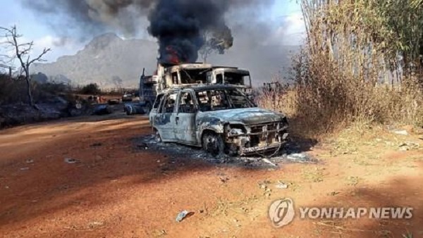 미얀마군 잔학행위 어디까지‥"시신 30여구 불에 탄 채 발견"