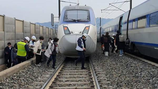국토부 "KTX-산천 탈선 관련 주의경보 발령‥사고수습 지원"