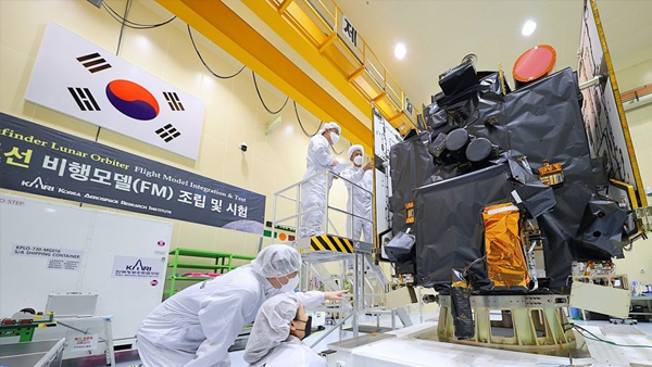 한국 첫 달탐사선 '다누리' 내일 미국서 발사‥기립 완료