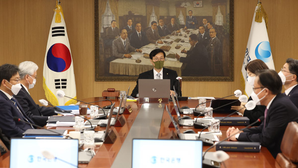 금통위원들 "긴축기조 유지하되 인상폭·속도 조절 고려해야"