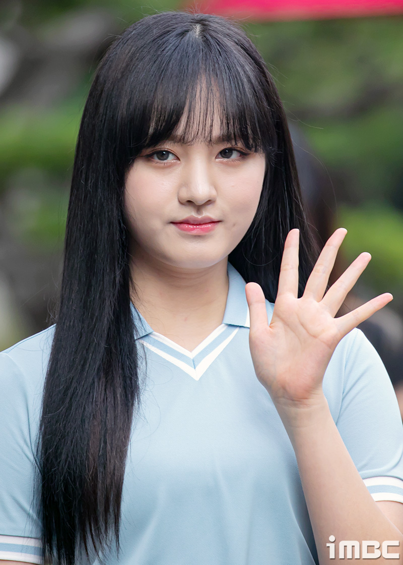 [포토] 리즈, 덤덤한 손인사