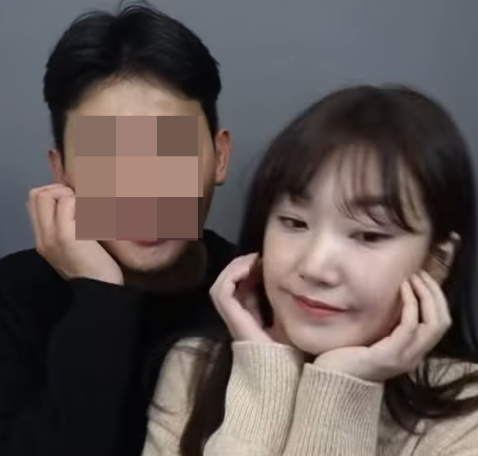 '나는 솔로' 9기 옥순, 연예인 외모의 남자친구 공개 '나는 솔로' 9기 옥순, 연예인 외모의 남자친구 공개