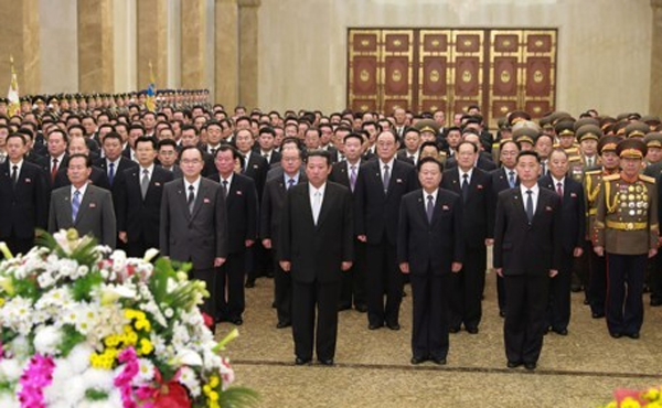 김정은, 새해 첫날 금수산궁전 참배‥올해 첫 공개활동