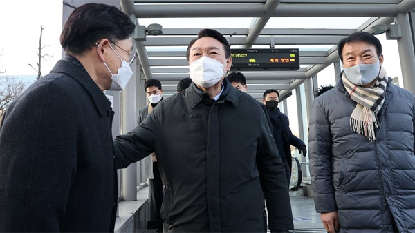 이준석과 화해한 尹 '지옥철' 타고 출근‥"경전철 객량 너무 적어" 