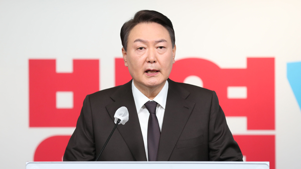 윤석열 "사회복지종사자, 단일임금체계로 처우 개선"