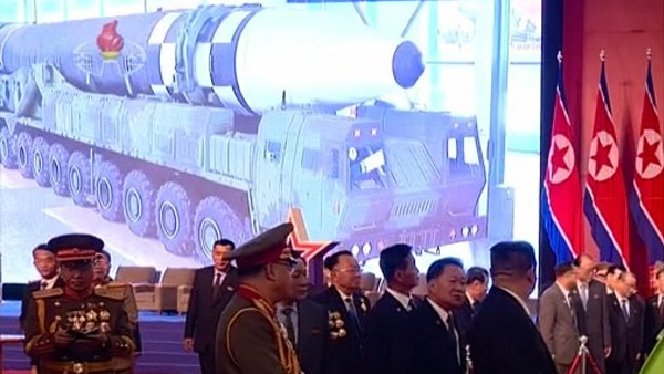 열병식 준비하는 북한, '신형 고체 ICBM' 공개하나
