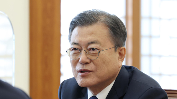 문 대통령 "부동산, 임기 내내 가장 무거운 짐‥대규모 공급 서둘렀어야"