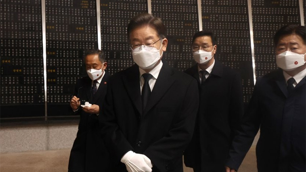 이재명, 4·3 위령탑서 "다시는 사적 욕망 때문에 누군가 죽는 일 없어야"