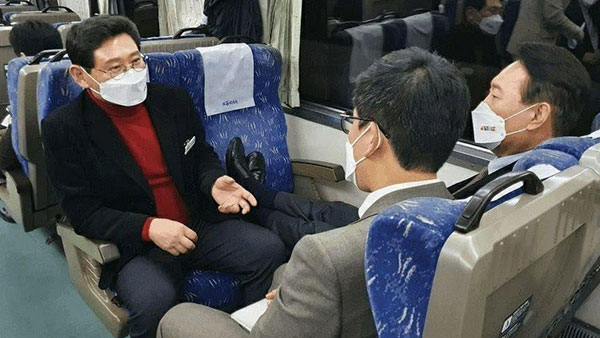 민주, 열차 좌석에 구둣발 올린 尹 향해 "노매너·몰상식"‥尹 "유감"