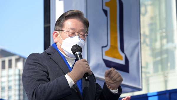 이재명, 광화문서 "촛불에 쫓겨난 정치세력, 5년 만에 다시 복귀"