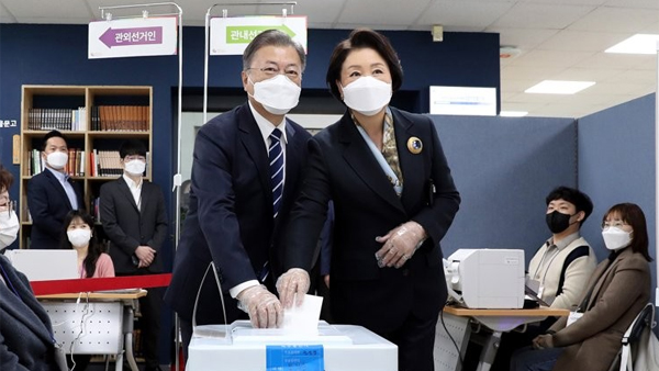 문 대통령, 부인 김정숙 여사와 사전투표‥"투표가 더 좋은 정치 만들어"