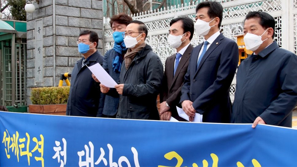 민주 국방위원들, 국방부 앞서 회견 "졸속 이전 즉각 철회해야"