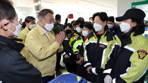 문 대통령 "의용소방대 활동 기반 강화하고 복리 증진할 것"