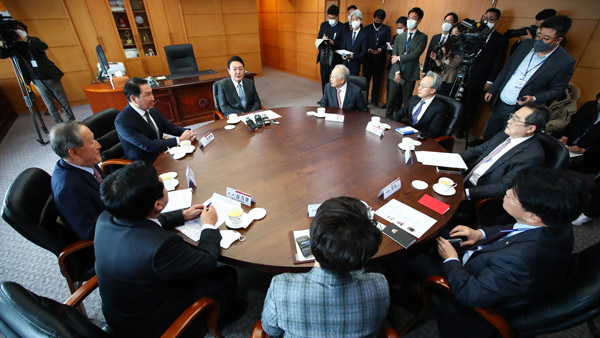尹 당선인, 경제6단체장 만나 "기업 더 자유롭게 판단하고 투자하게 할 것"