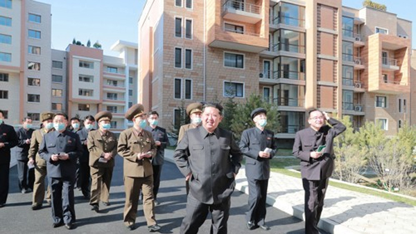 북한 방송 그 아나운서, 김정은에게 아파트 선물 받았다
