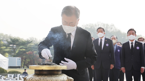 문 대통령, 4·19 민주묘지 참배‥"민주주의는 국민 관심으로 성장"