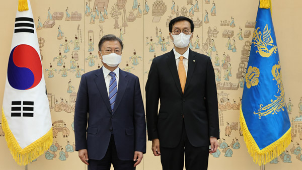 문 대통령, 이창용 한은 총재에게 임명장‥"물가 안정시키되 성장과 조화"