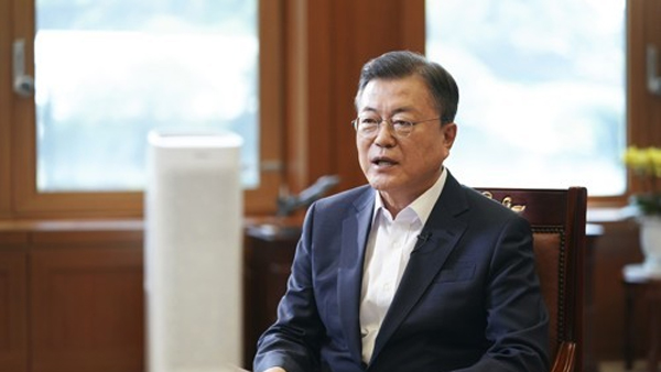 문 대통령 "코로나 속 필수노동자 헌신‥고용안전망 보호 받아야"