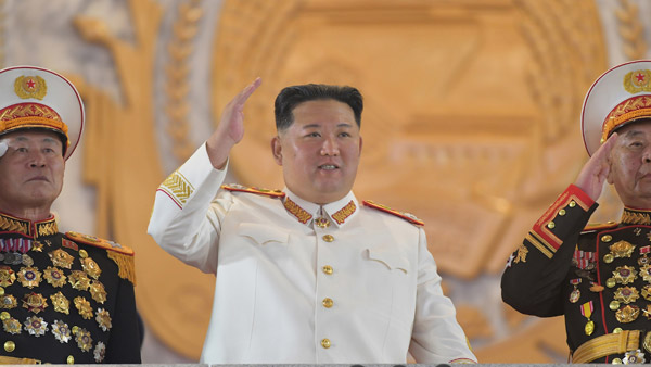 '만고절세의 영웅', '강인한 결단'‥김정은 핵 위협 또 치켜세웠다