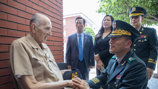 육군 인사사령관이 멕시코에 간 이유는?
