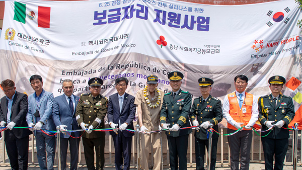 육군 인사사령관이 멕시코에 간 이유는?