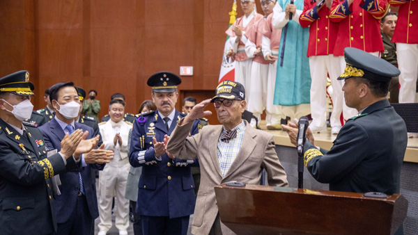 육군 인사사령관이 멕시코에 간 이유는?