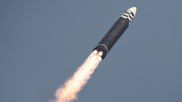 북한, 동해상에 탄도미사일 3발 발사‥ICBM·단거리 미사일 섞어쏴