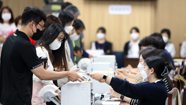 사전투표 첫날 오전에만 150만명 돌파‥투표율 3.59%