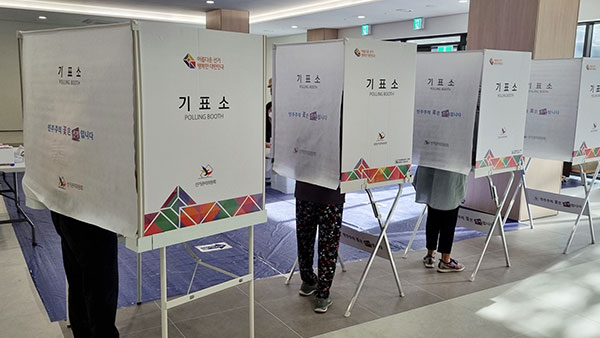 지방선거 투표율 오전 11시 현재 12.0%‥4년전보다 3.7%p↓