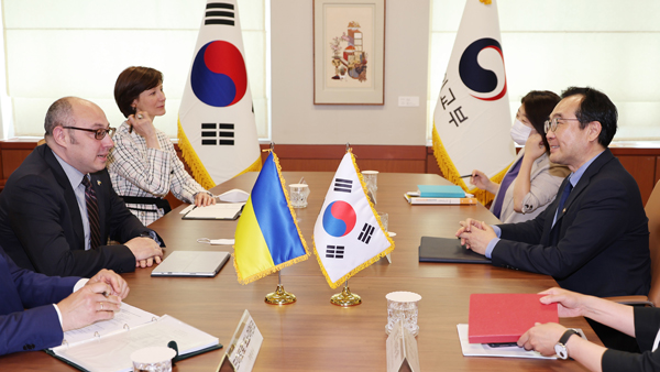우크라이나 외교차관 "한국 정부에 군사적 지원 요청"