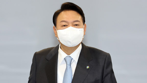 윤 대통령, 화물연대 파업에 "노사가 자율적으로 풀어야"