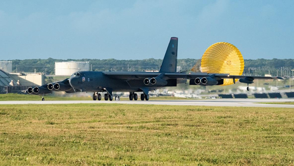 미군 전략핵폭격기 B-52 일본 상공서 포착‥북한 등 견제 가능성