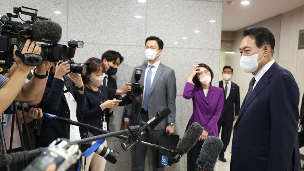 민주 "윤 대통령, 전현희·한상혁에 사실상 사퇴 종용"