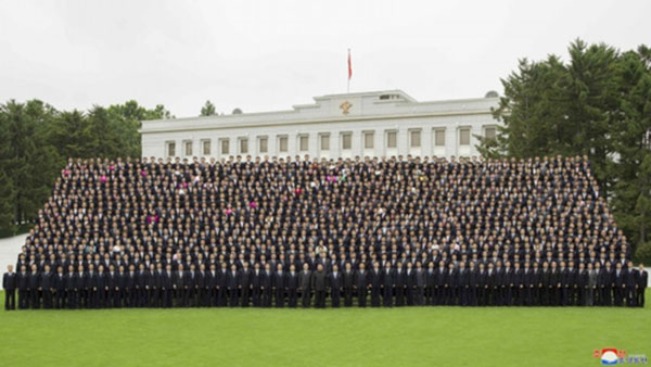 코로나 확산 기폭제였는데‥김정은, 또 대규모 기념사진