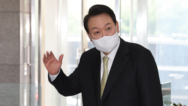 윤 대통령, 출근길 약식회견 중단 하루 만에 재개  