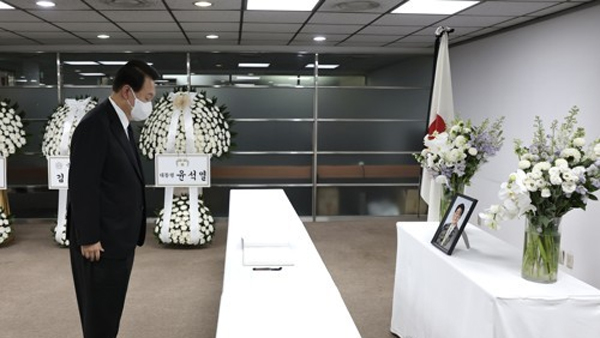 아베 분향소 찾은 윤 대통령 "한일 가장 가까운 이웃"