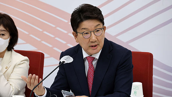 권성동 "사적채용 주장은 잘못된 프레임‥아버지·아들은 별개"