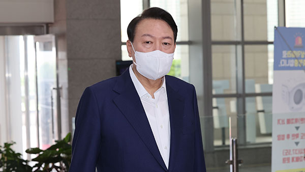 윤 대통령, MB 사면에 "미래지향적이면서도 국민정서 신중히 고려"