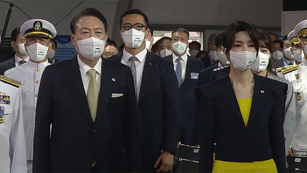 윤 대통령 부부, 정조대왕함 진수식 참석‥"강력한 해양안보 구축"