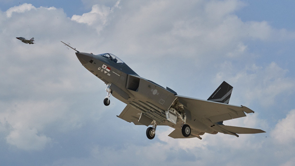 국산 KF-21 전투기, 랜딩기어 접고 39분 비행‥2차 비행 성공