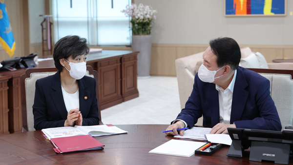 박순애 사퇴 놓고 "책임 통감" vs "대통령 사과해야"