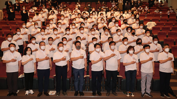 윤 대통령 "전 정권 핑계 안 통해‥술 마신 것 같은 마음으로 회포 풀자"