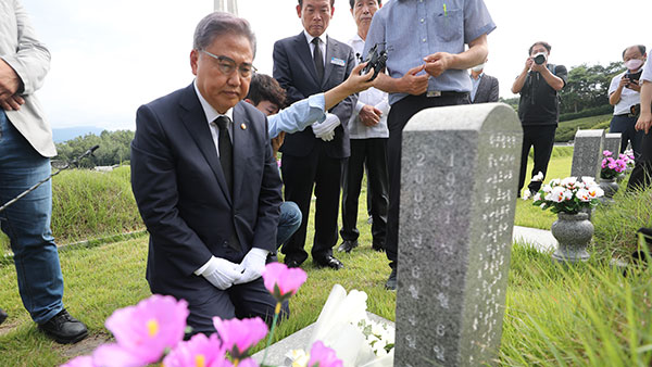 박진, 日근로정신대 피해자 故전옥남 할머니 빈소 찾아 조문